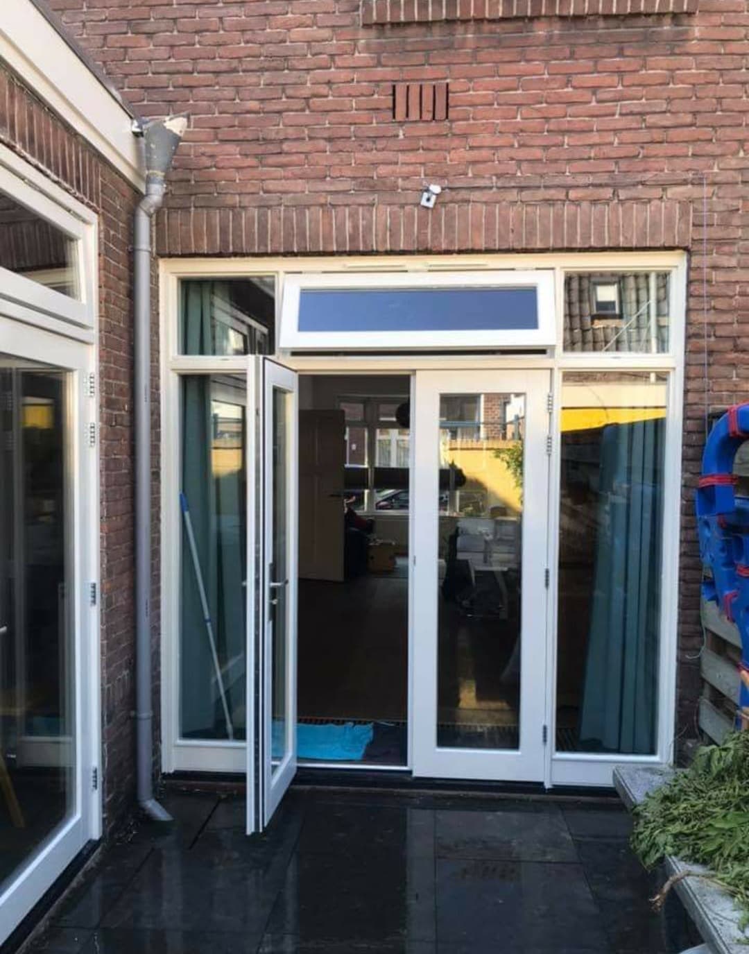 Nieuwe buitendeuren en kozijnen na timmerwerk
