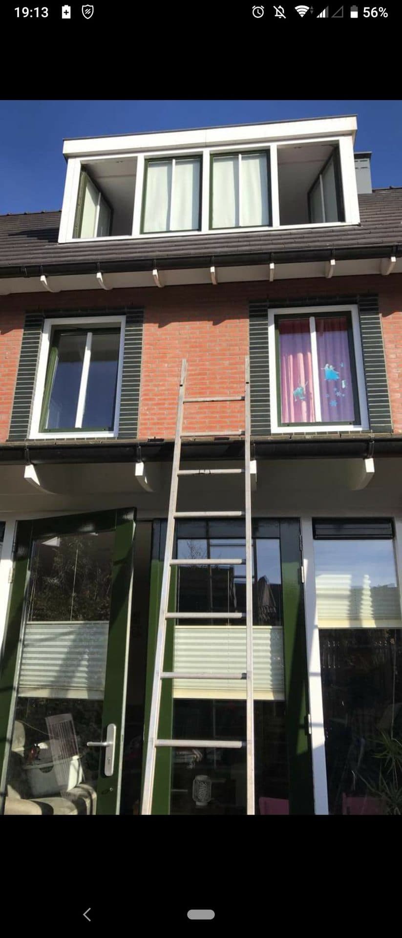 Buitenschilderwerk met hoogwerker en dakgoot